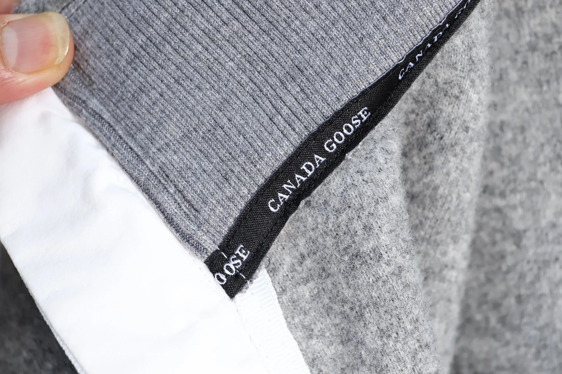 P720 Big Goose White Label Stand Collar Cashmere Sweatshirt Canada Goose Canada Goose White Label Windproof, Waterproof and Warm Solid Color Full-Zip Stand Collar Fleece Jacket Exclusively Customized Wool Fabric Only compared with ZP This season’s new model is so popular that there is no need to go into details. The fabric is warm and comfortable long plush. It is easy to put on and take off. The high-tech breathable space cotton liner makes the whole dress very stiff and at the same time soft, comfortable and lightweight. Breathable, soft, not sweaty, lightweight, stylish, and not deformed. The iconic double-striped reflective strips are designed behind the collar and hat. No detail is missed. High-density goose badge. All threaded accessories are customized. Three colors to choose from. Each one is super western. The upper body effect is very high-end. The loose version is not bloated at all. It is quite fashionable. It can be said to be a very unique design. This year's must-have style is the same for men and women🔥 Color: light gray dark gray Khaki's exclusive custom-made wool fabric can only be compared with ZP. There is no need to elaborate on the popularity of this season's new style. The fabric is warm and comfortable long plush, which is easy to put on and take off. The high-tech breathable space cotton liner makes the whole dress very stiff and at the same time soft, comfortable and lightweight. Breathable, soft, not sweaty, lightweight, stylish, and non-deformable. The iconic double-striped reflective strips are designed behind the collar and hood. Every detail is not neglected. High-density goose badge. All threaded accessories are customized. Three colors to choose from. Each one is super western. The upper body effect is very high-end. The loose version is not bloated at all. It is quite fashionable. It can be said that it is a very unique design that will be a hit this year.